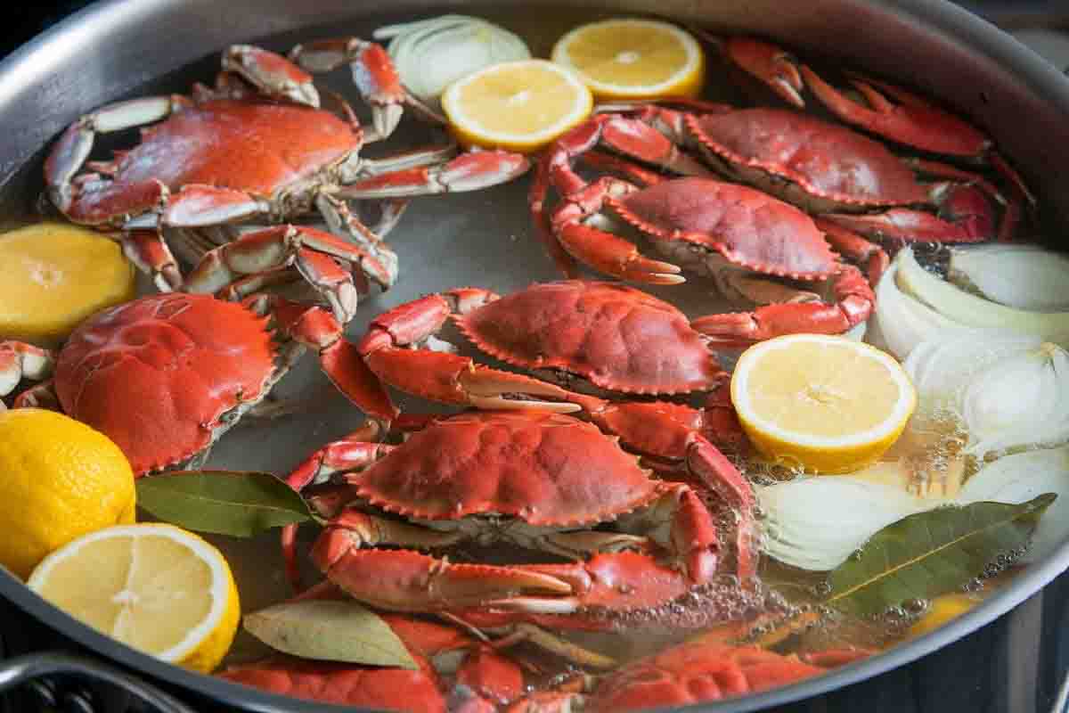 What Do You Put in the Water When Boiling Crabs?